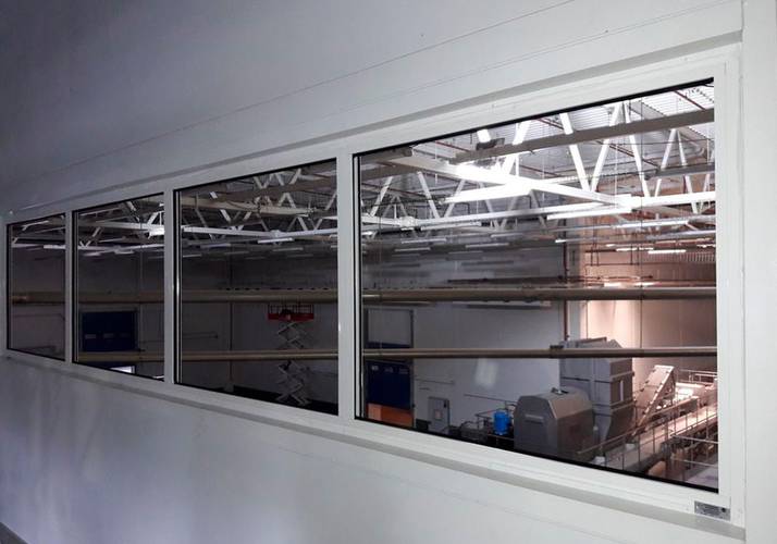 Окно в производственном цеху
