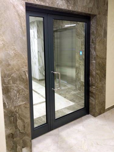 Полуторастворчатая черная дверь